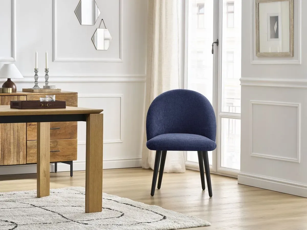 Chaise LALIE tissu texturé et pieds scandinaves noirs bleu foncé   BOBOCHIC