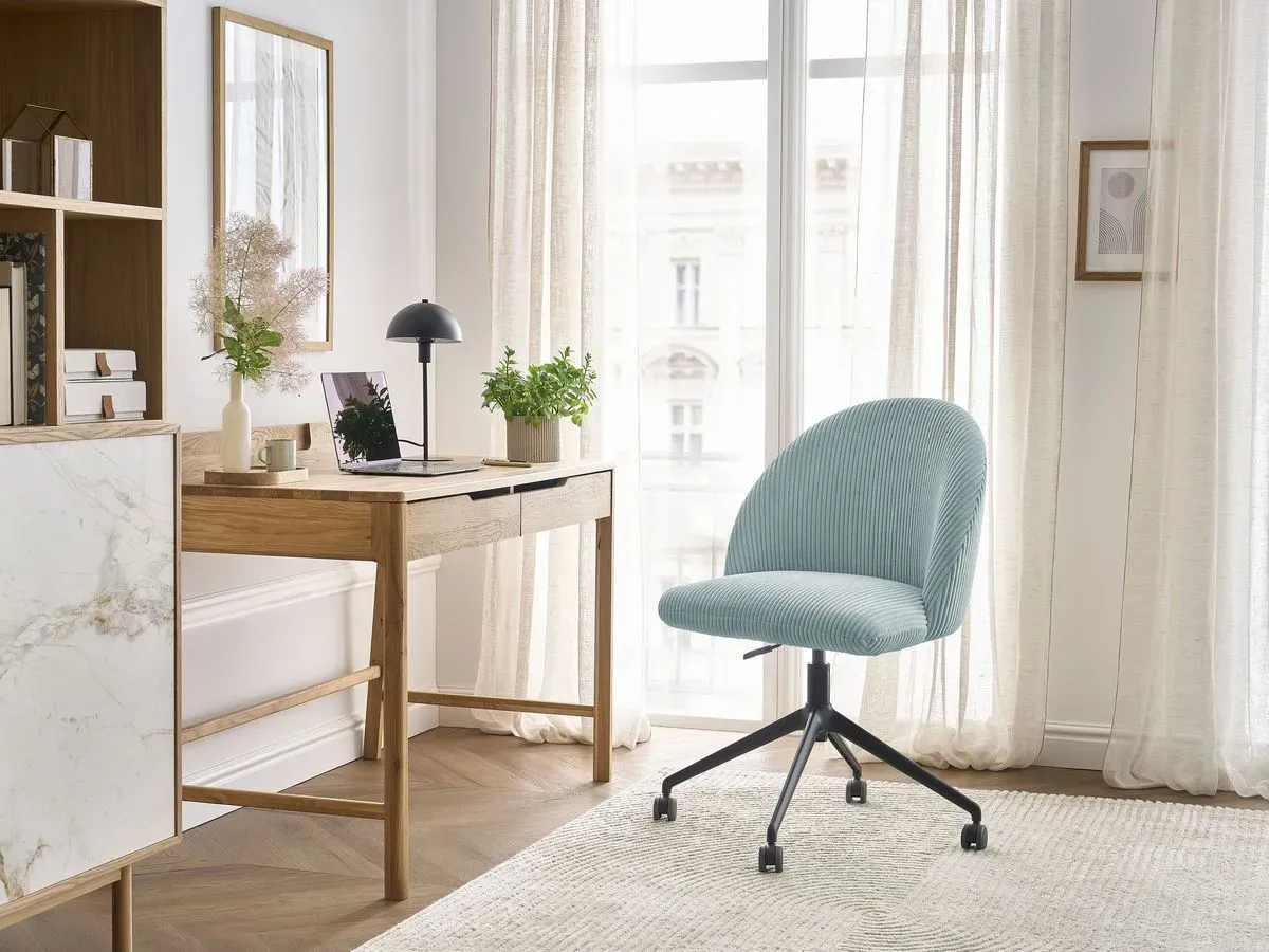 Chaise de bureau LALIE tissu velours côtelé et pietement à roulettes avec hauteur ajustable bleu clair   BOBOCHIC