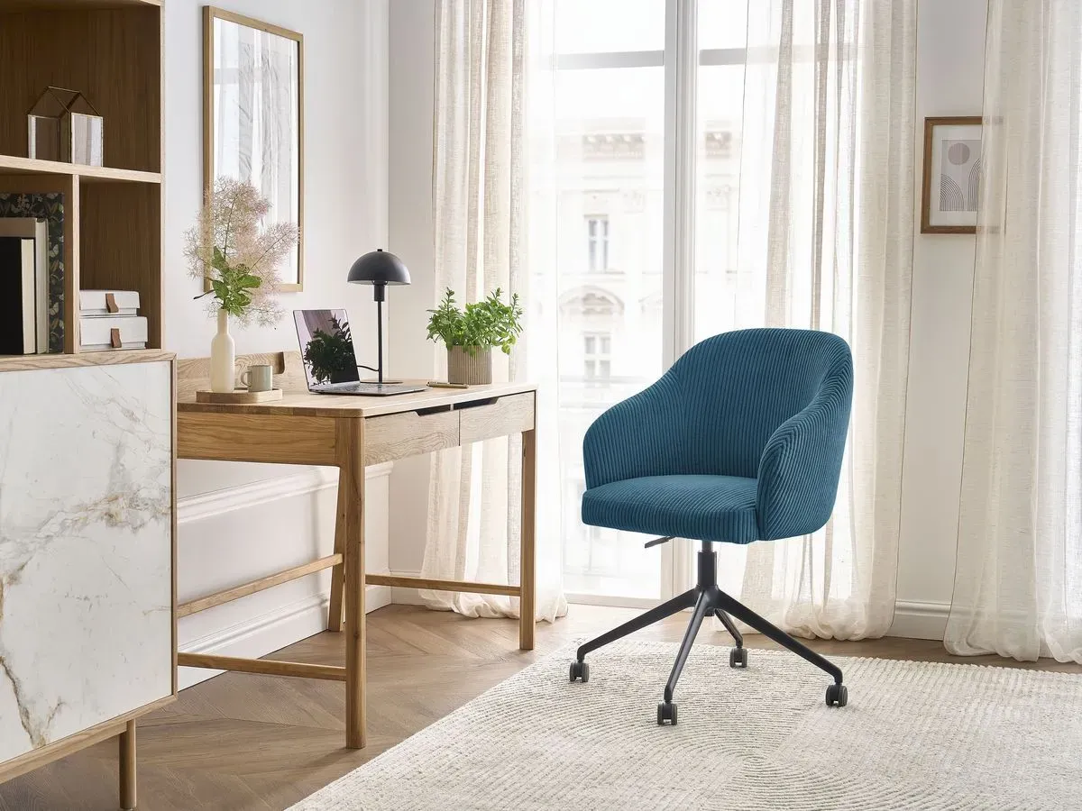 Chaise de bureau SOPHIE tissu velours côtelé et pietement à roulettes avec hauteur ajustable bleu foncé   BOBOCHIC