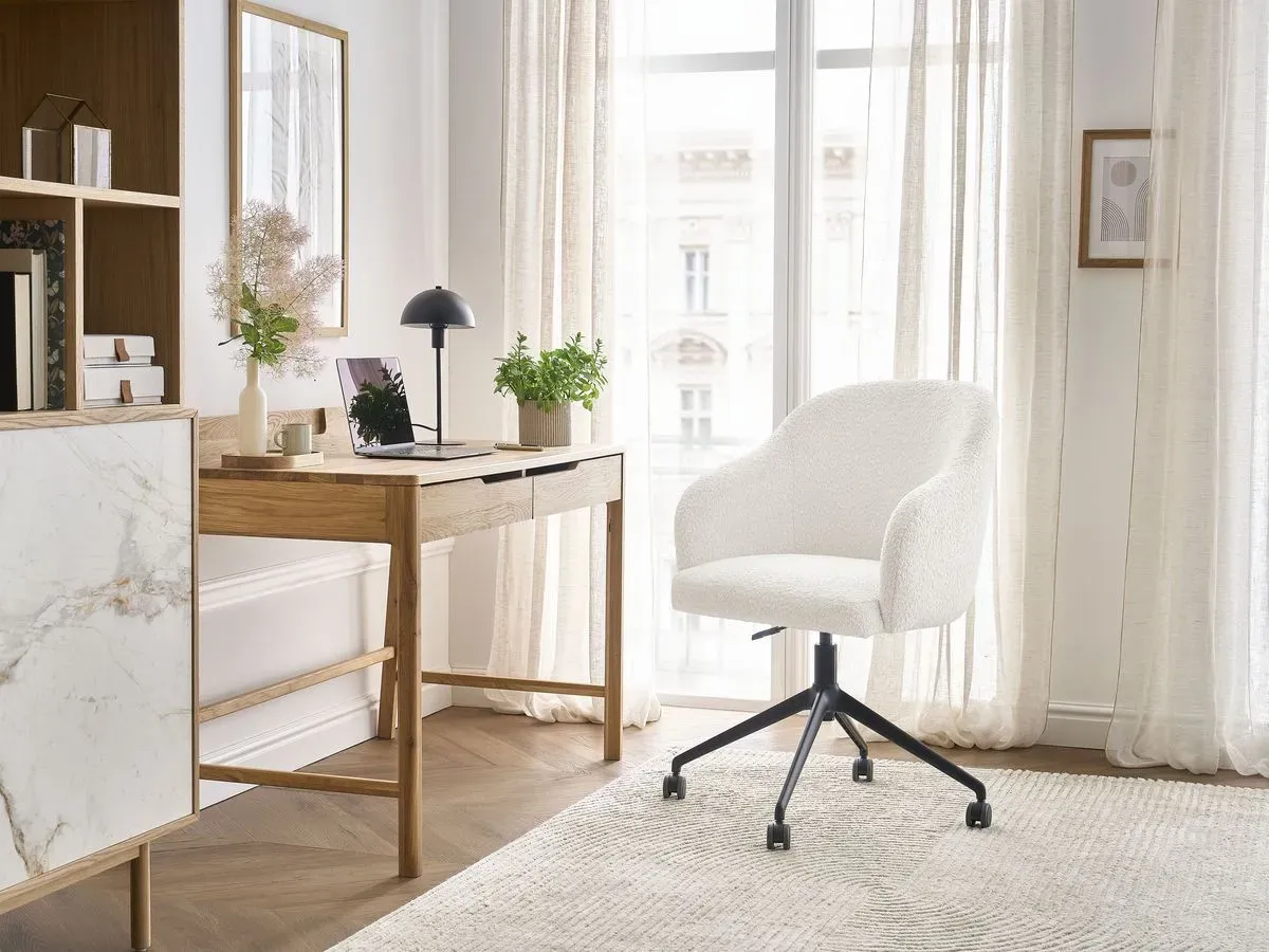 Chaise de bureau SOPHIE tissu bouclette et pietement à roulettes avec hauteur ajustable blanc   BOBOCHIC