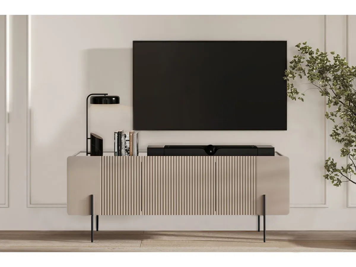 Meuble TV 3 portes 150 cm MATHILDE plateau effet marbre et pieds noirs beige   BOBOCHIC