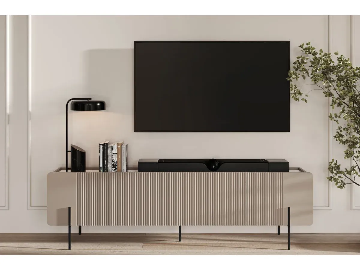 Meuble TV 4 portes 200 cm MATHILDE plateau effet marbre et pieds noirs beige   BOBOCHIC