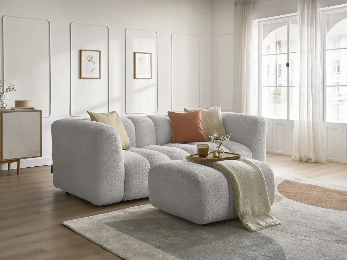 Canapé droit fixe 3 places TALIA tissu bouclette avec pouf gris clair   BOBOCHIC