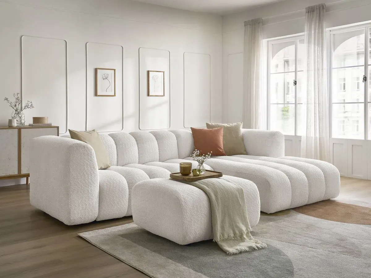 Canapé d'angle fixe TALIA tissu bouclette avec pouf blanc  angle droit BOBOCHIC 4 places