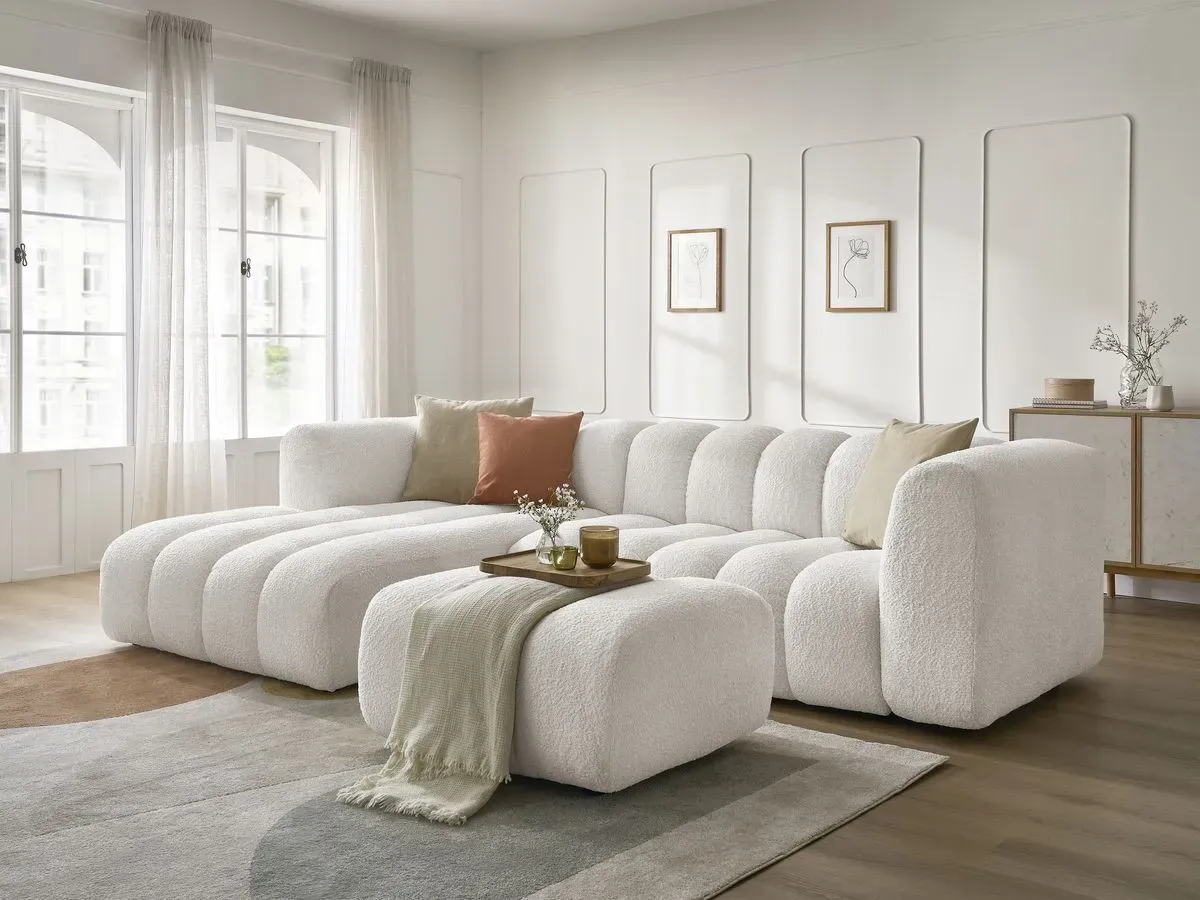 Canapé d'angle fixe TALIA tissu bouclette avec pouf blanc  angle gauche BOBOCHIC 4 places