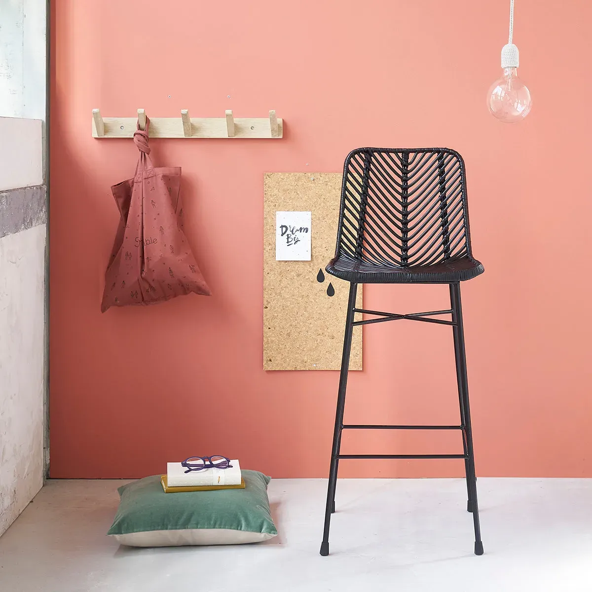 Tabouret de bar en rotin et métal noir