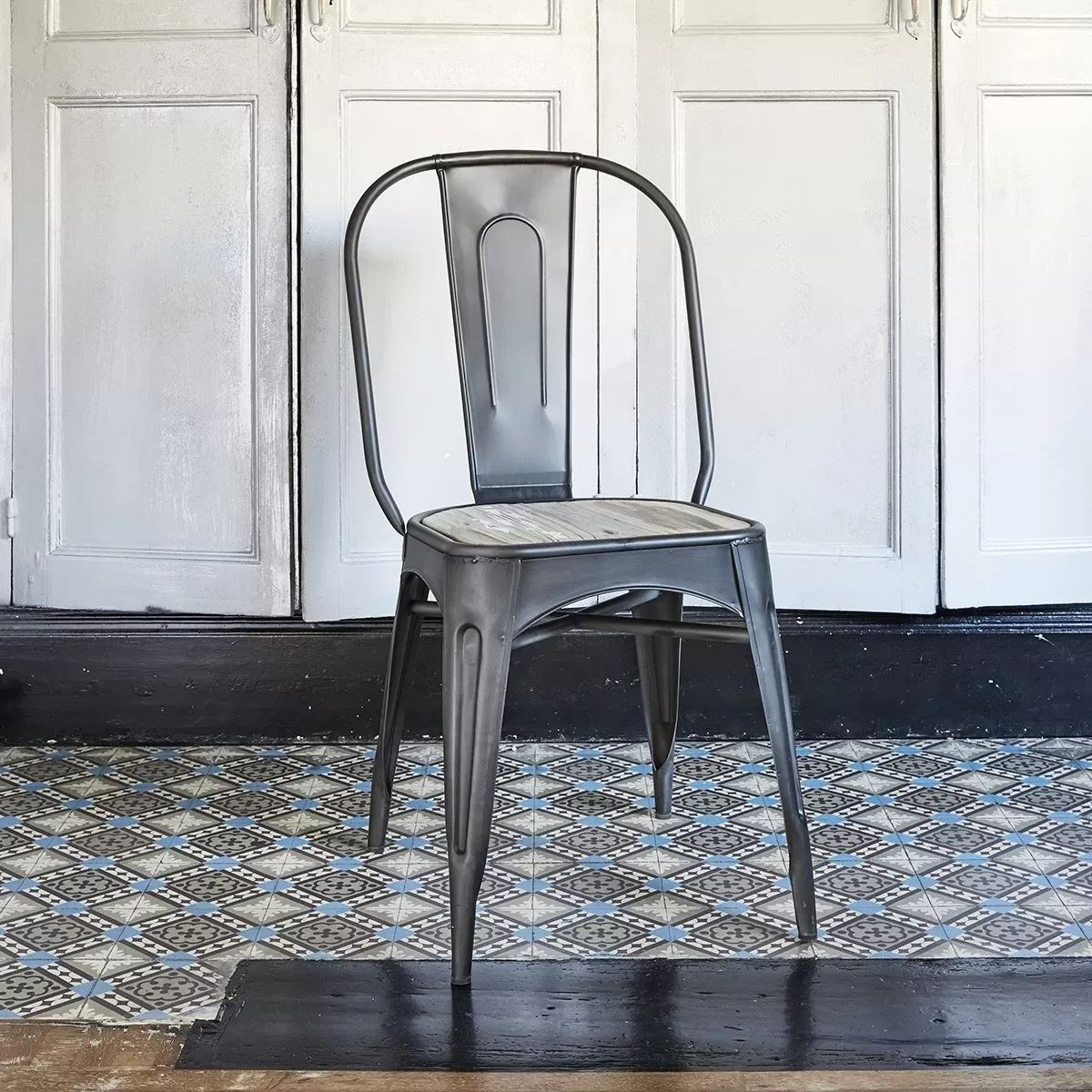 Chaise en bois recyclé et métal