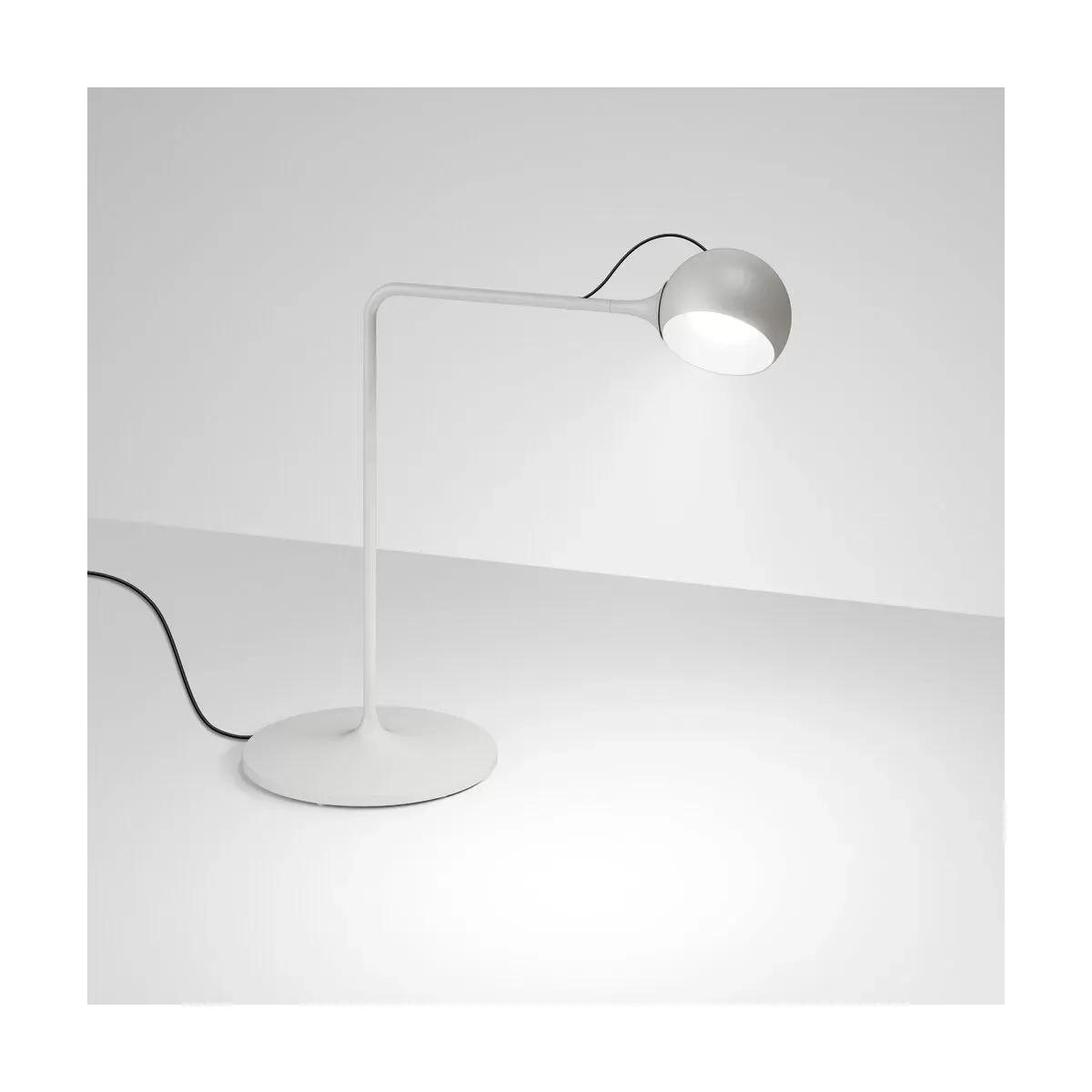 Lampe de table en acier blanc Ixa - Artemide