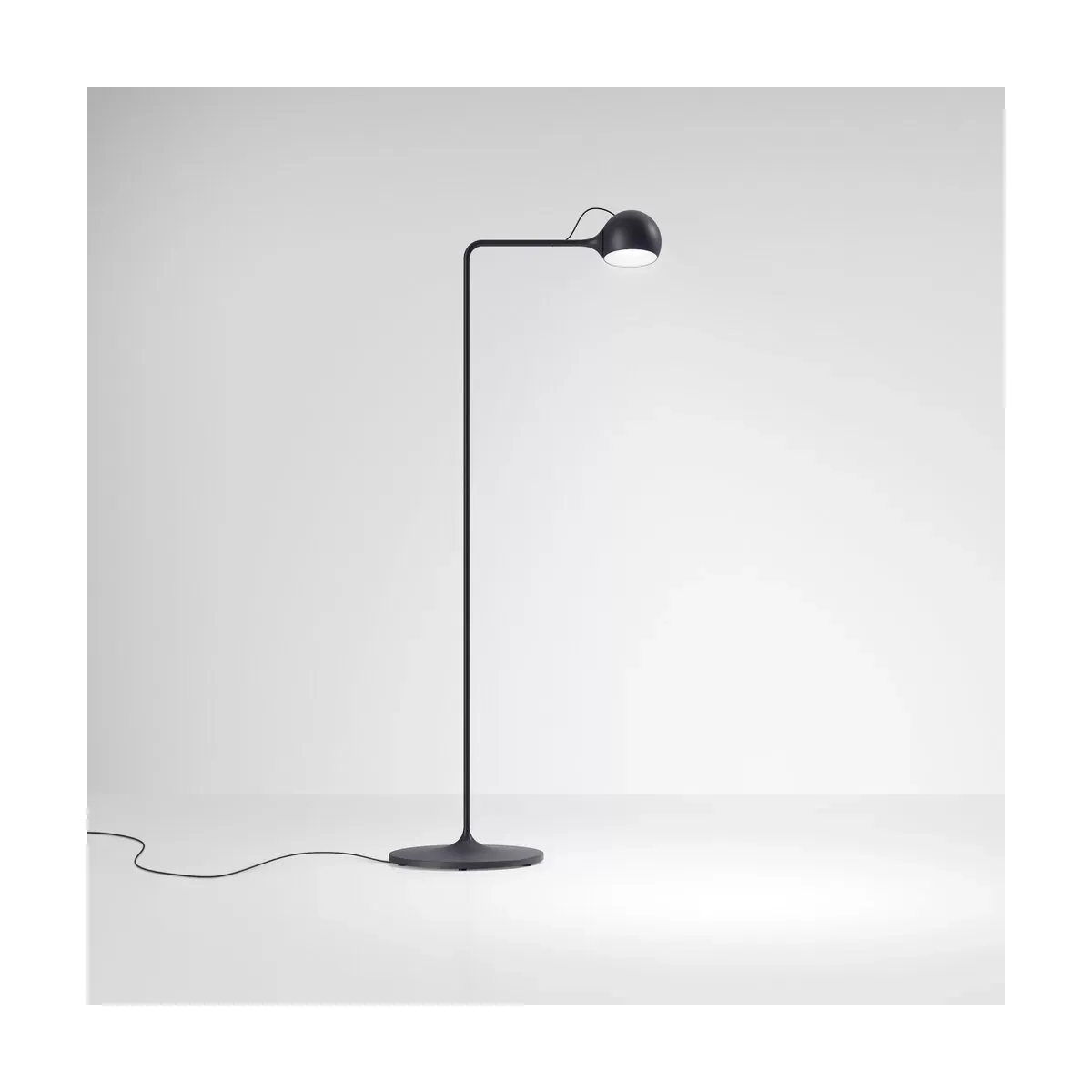 Lampadaire de lecture en acier anthracite Ixa - Artemide