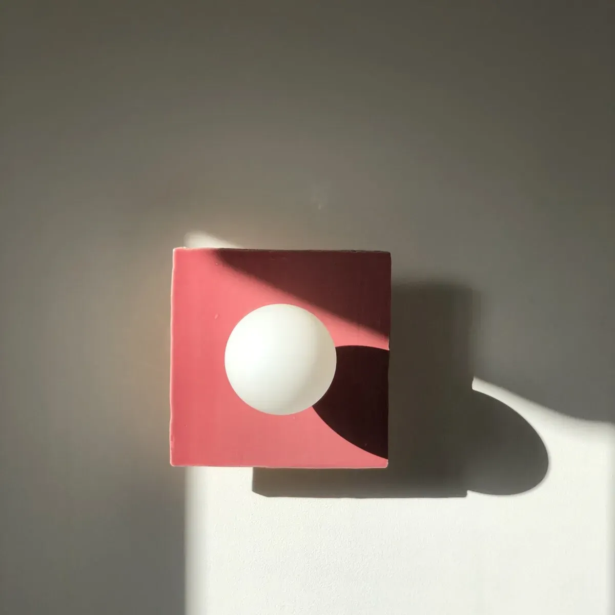 Applique murale carré en aluminium et carreaux de céramique rose 20cm Globe Tile - Ca