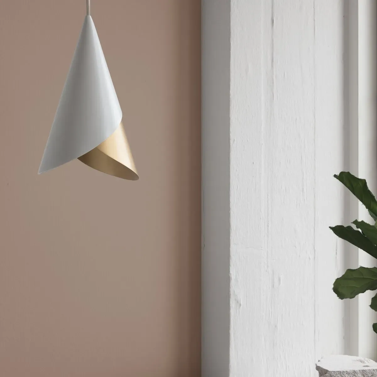 Abat-jour en aluminium doré et blanc Cornet - Umage