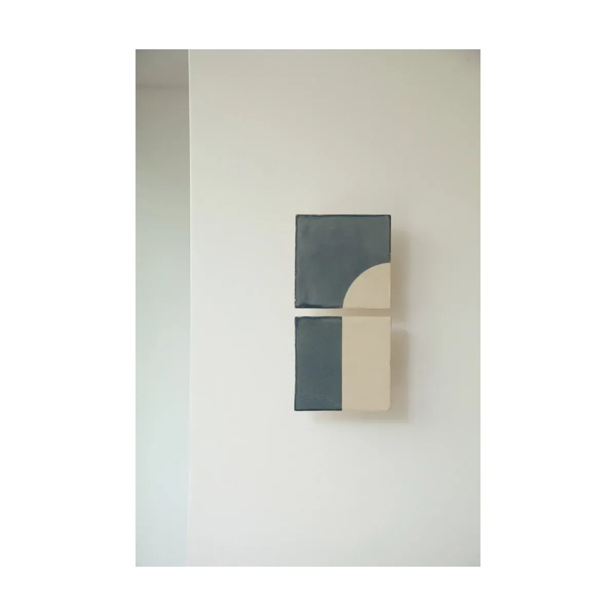 Applique murales en céramique bleu 29x14cm Tiles Door - Violaine d'Harcourt