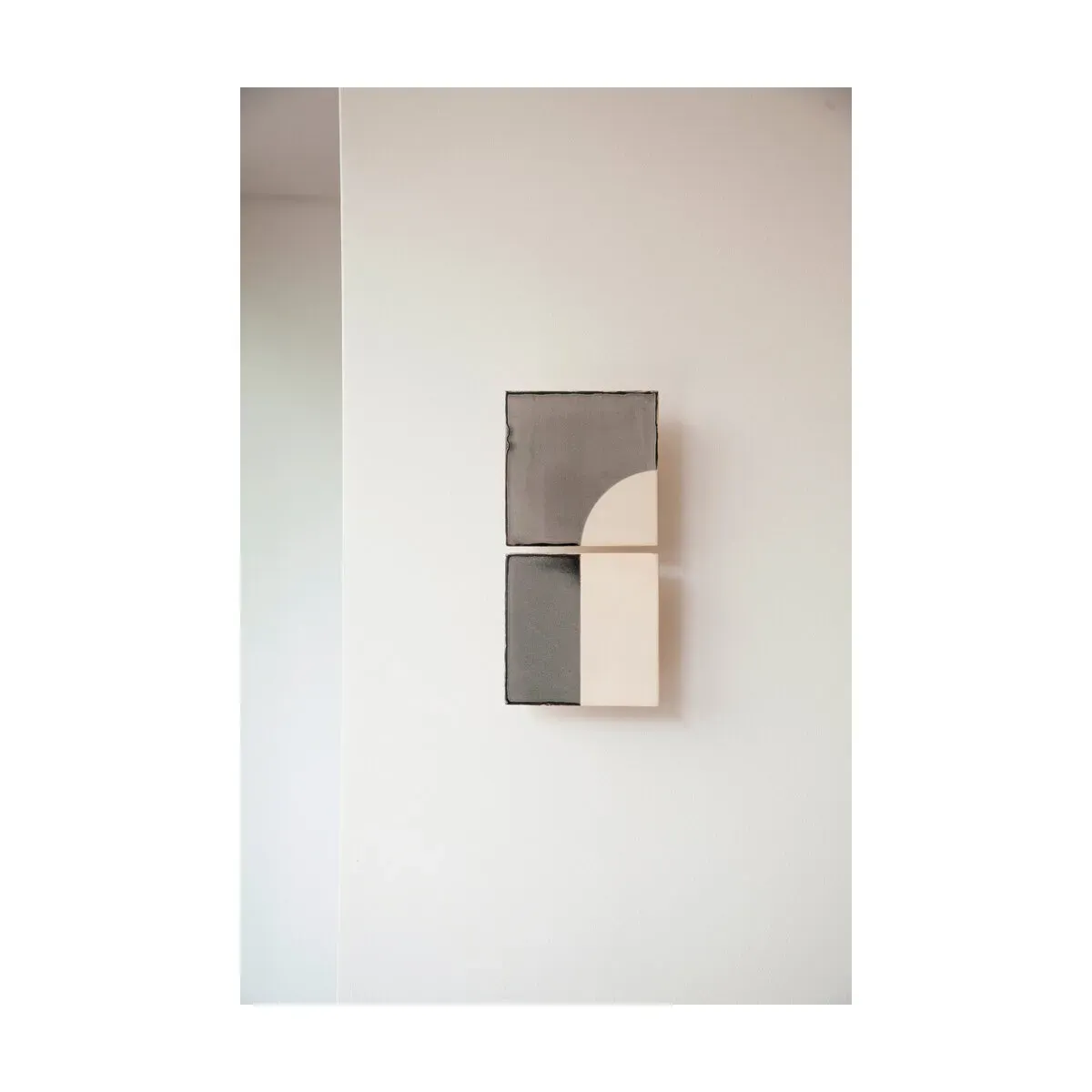 Applique murales en céramique gris 29x14cm Tiles Door - Violaine d'Harcourt