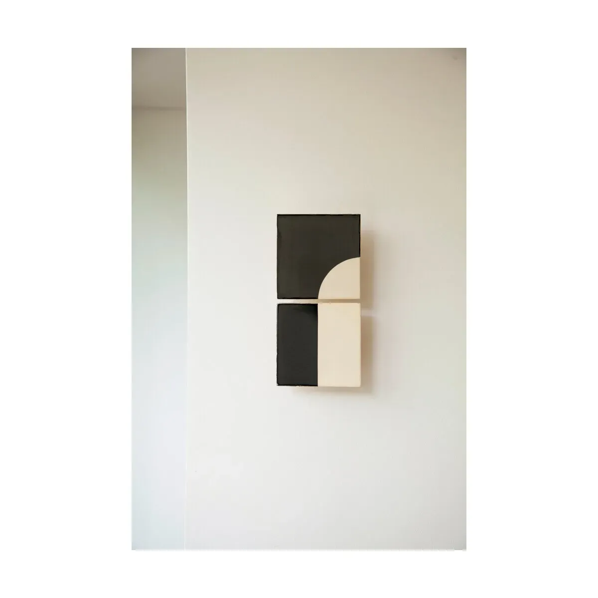 Applique murales en céramique noire 29x14cm Tiles Door - Violaine d'Harcourt