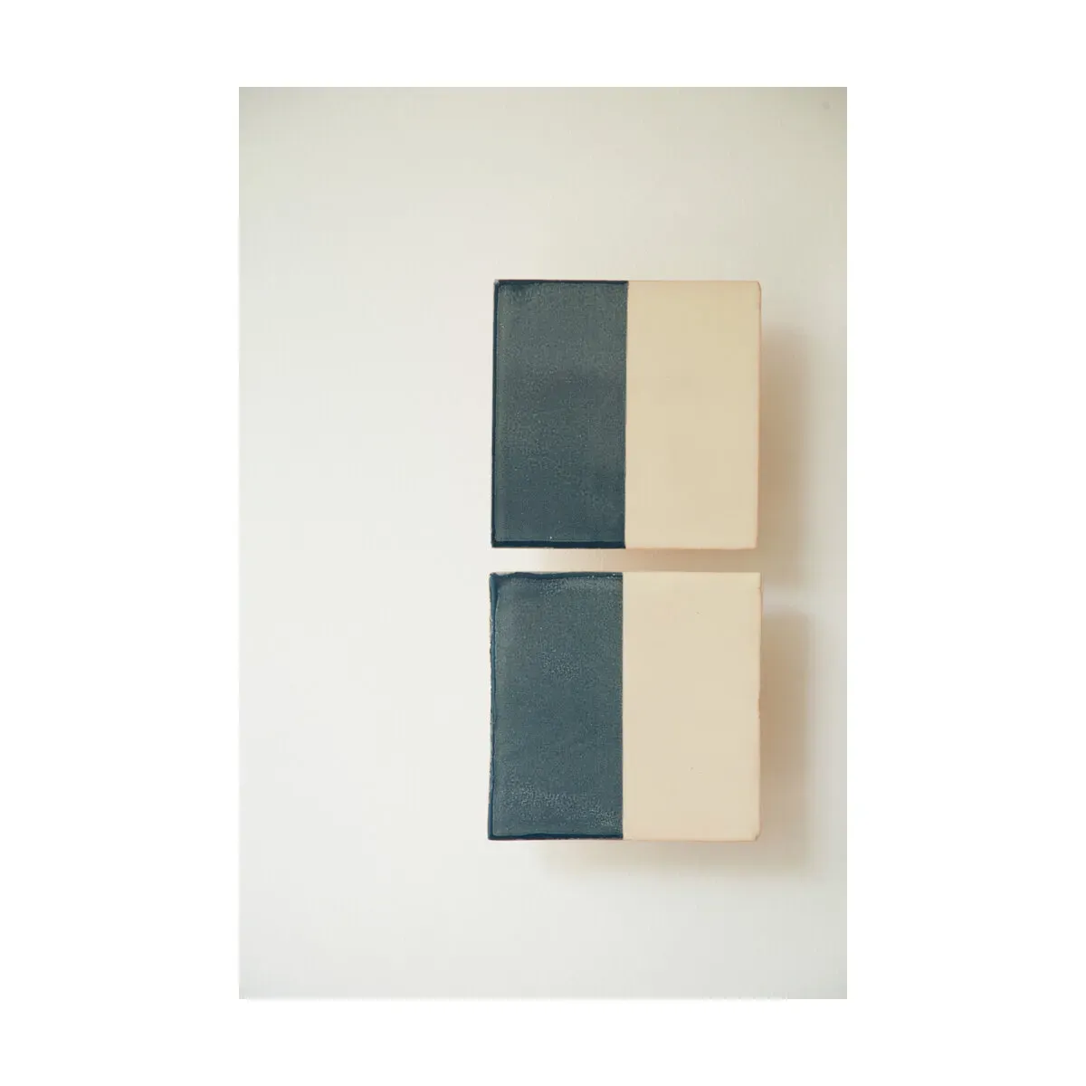 Applique murales en céramique bleu 29x14cm Tiles Line - Violaine d'Harcourt