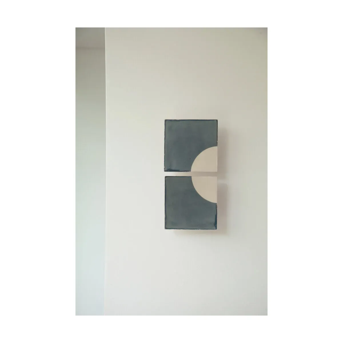 Applique murales en céramique bleu 29x14cm Tiles Moon - Violaine d'Harcourt