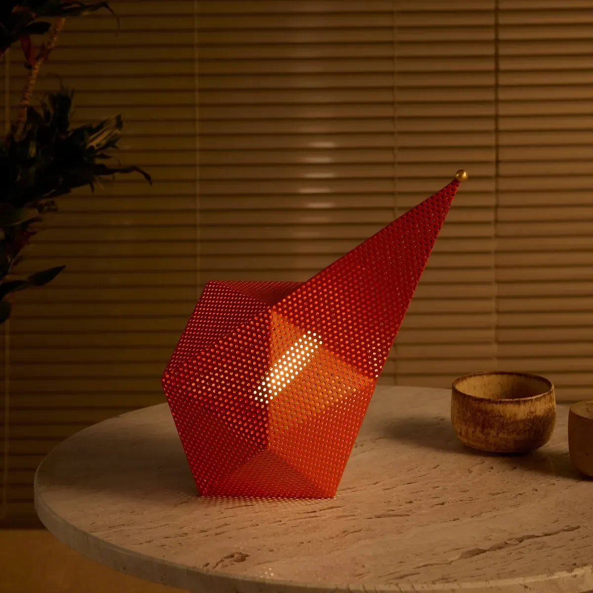 Lampe portable en métal perforé orange 18x18x36cm Bagdad - Gubi