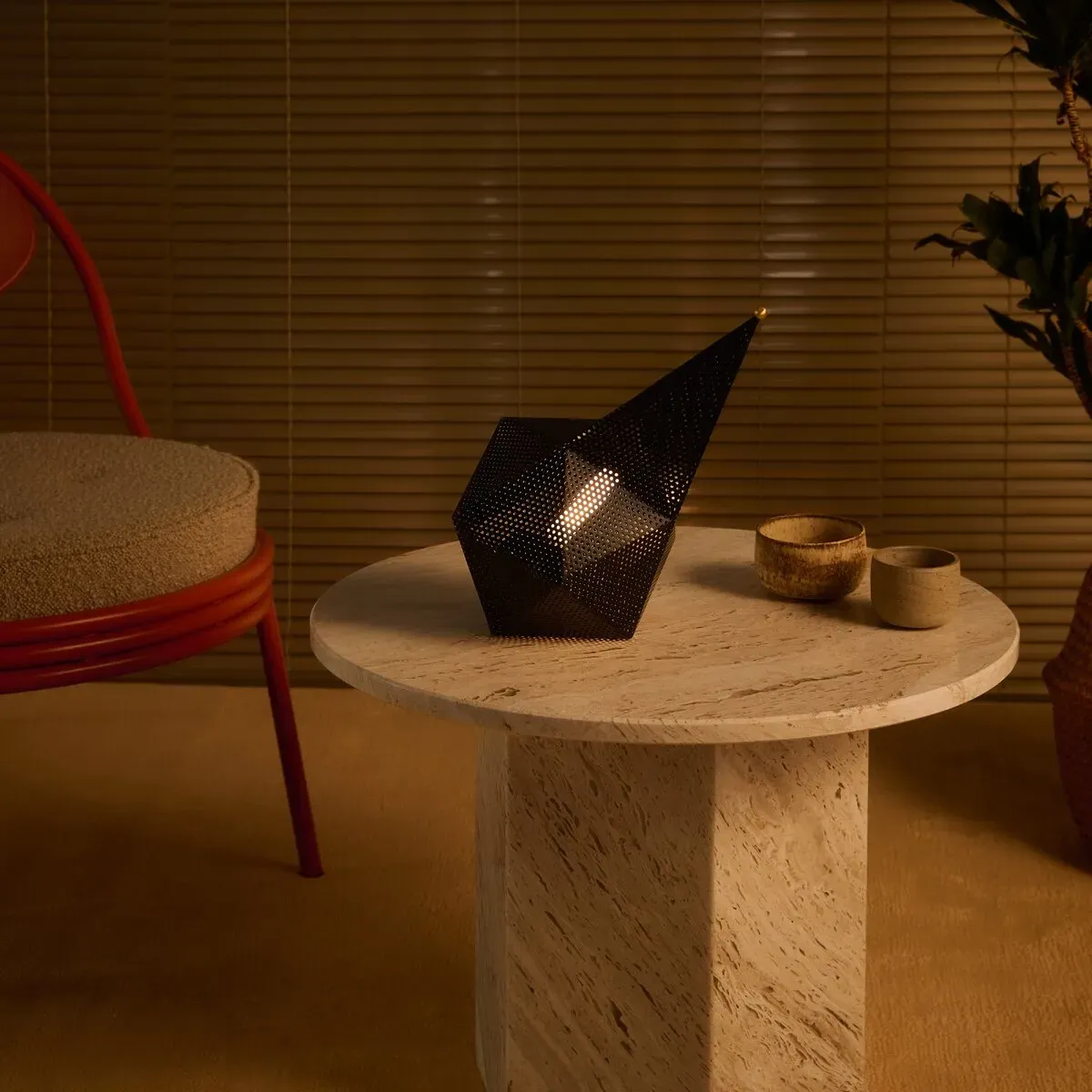 Lampe portable en métal perforé noir 18x18x36cm Bagdad - Gubi