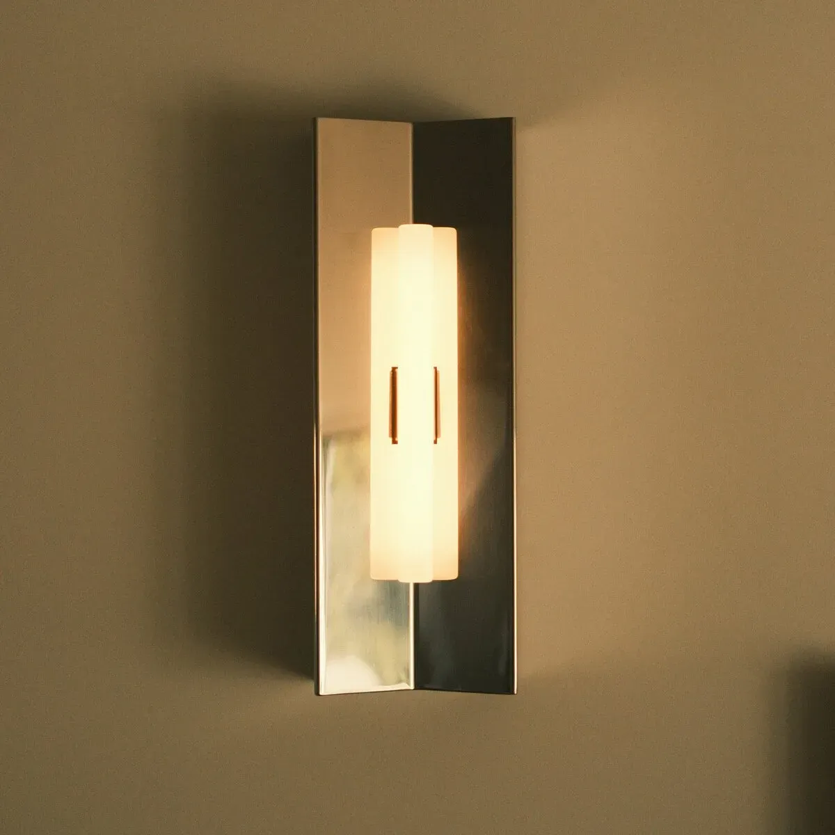 Applique murale en acier poli effet miroir 48x17,5x12cm Arrow - Violaine d'Harcourt