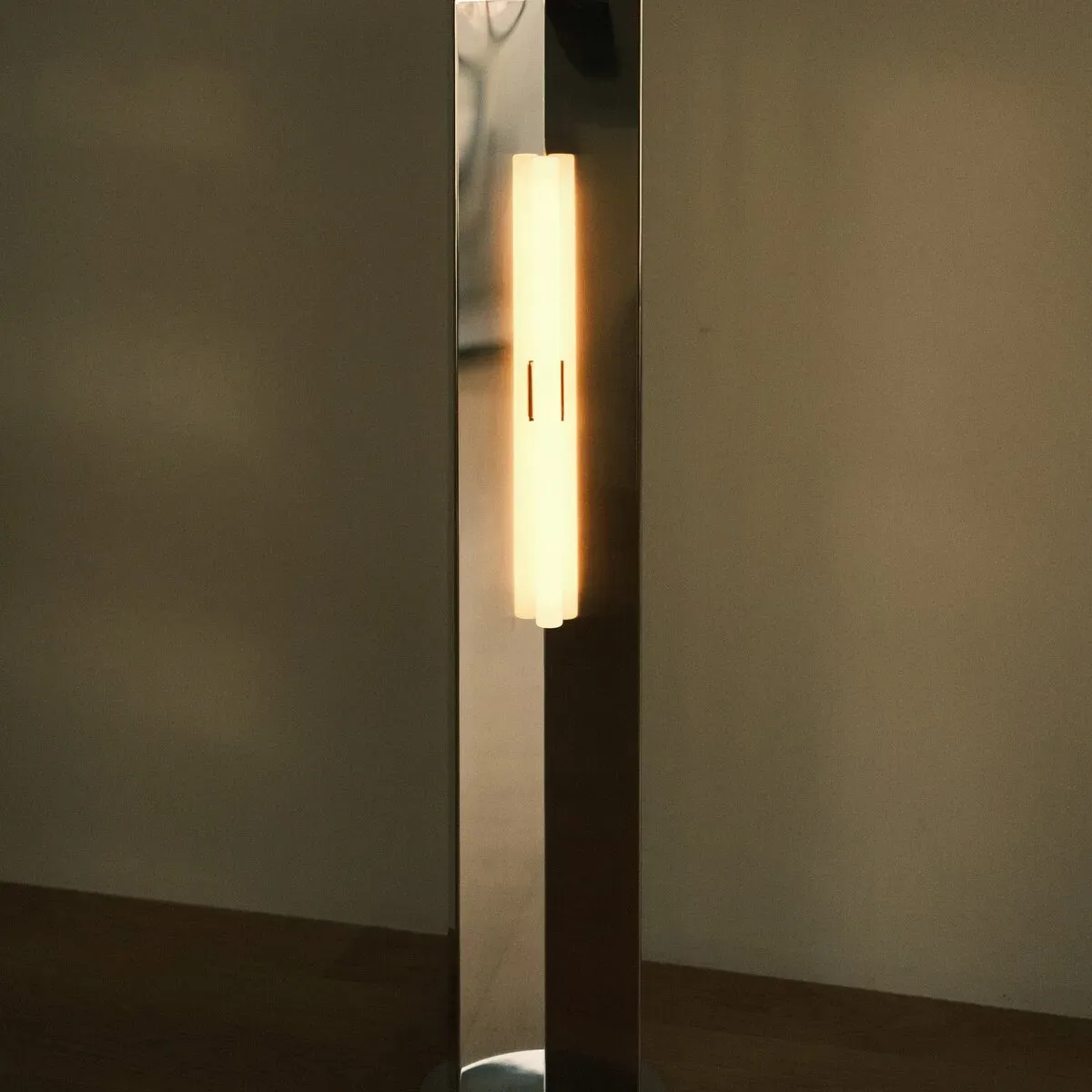 Lampadaire en acier poli effet miroir 120x28x28cm Arrow 120 - Violaine d'Harcourt