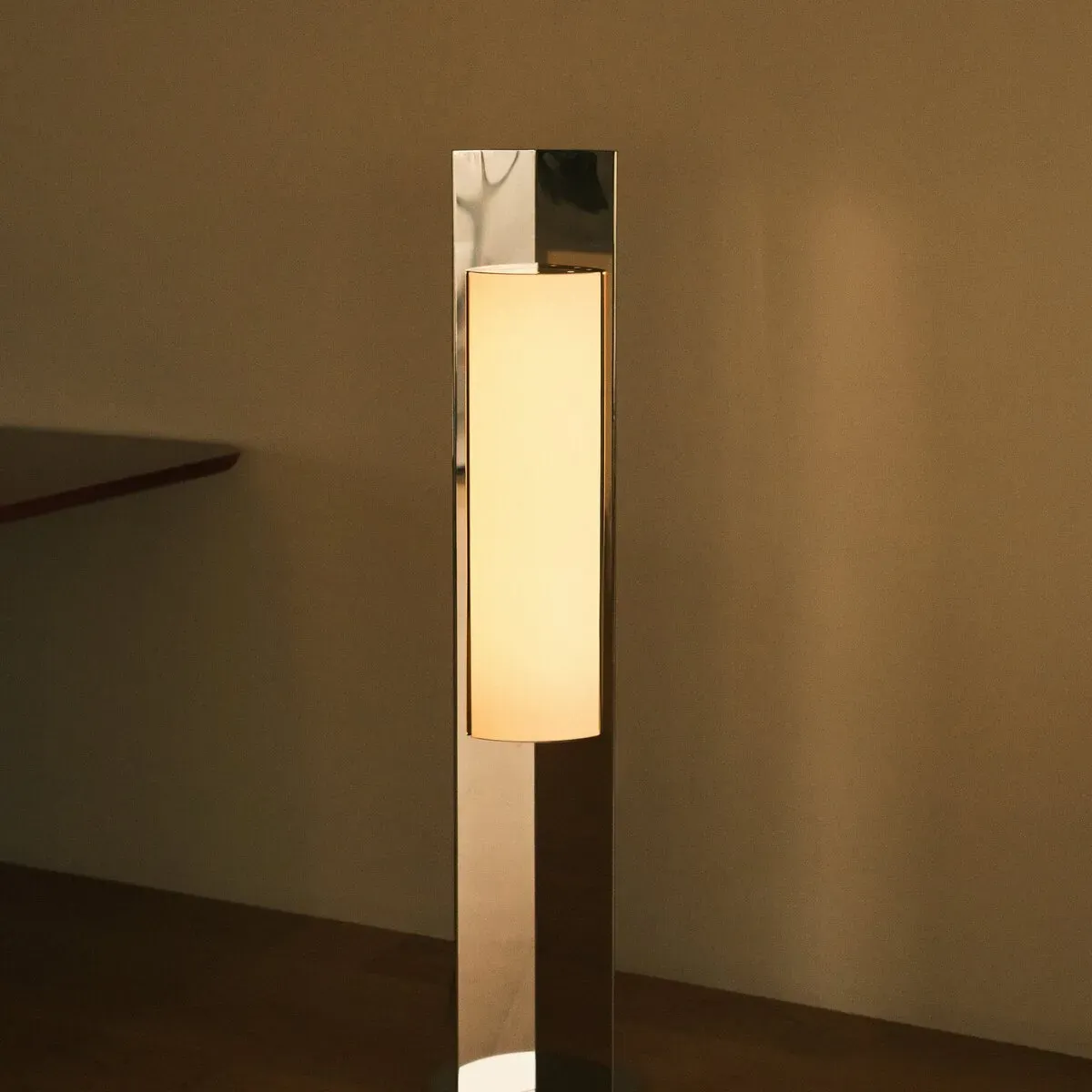Lampadaire en acier poli effet miroir avec diffuseur 120x28x28cm Arrow 120 - Violaine