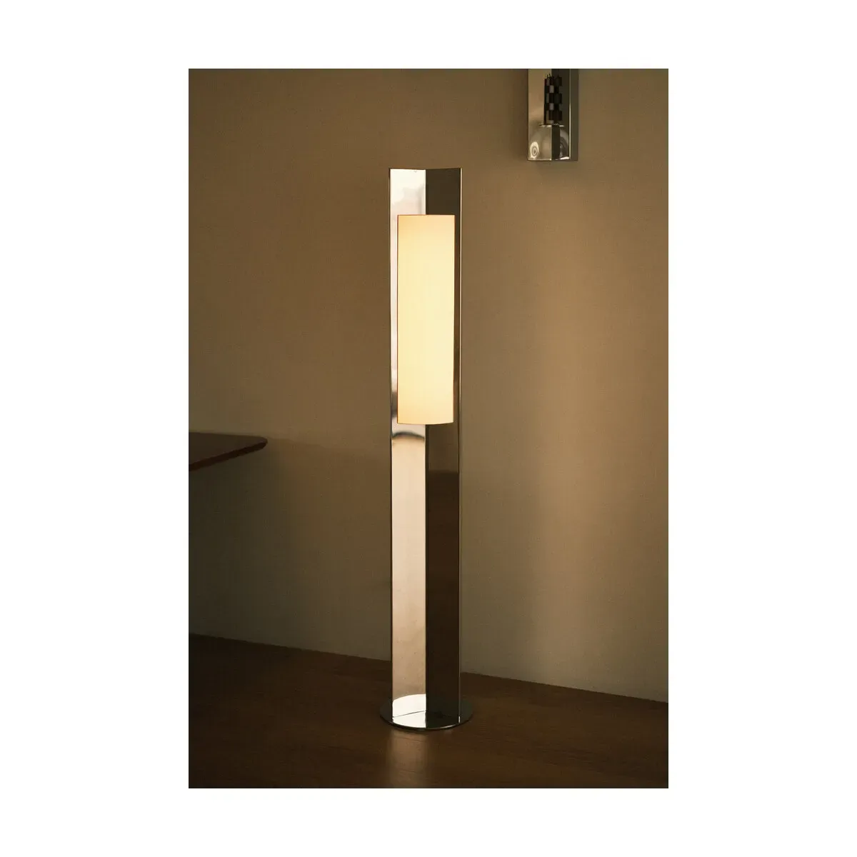Lampadaire en acier poli effet miroir avec diffuseur 158x28x28cm Arrow 158 - Violaine