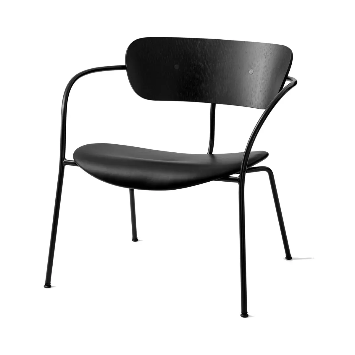 Fauteuil en chêne et cuir noir AV6 Pavilion - &tradition