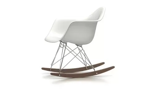 Vitra Chaise à bascule RAR Eames Plastic  - blanc - chromé - Patins Érable foncé