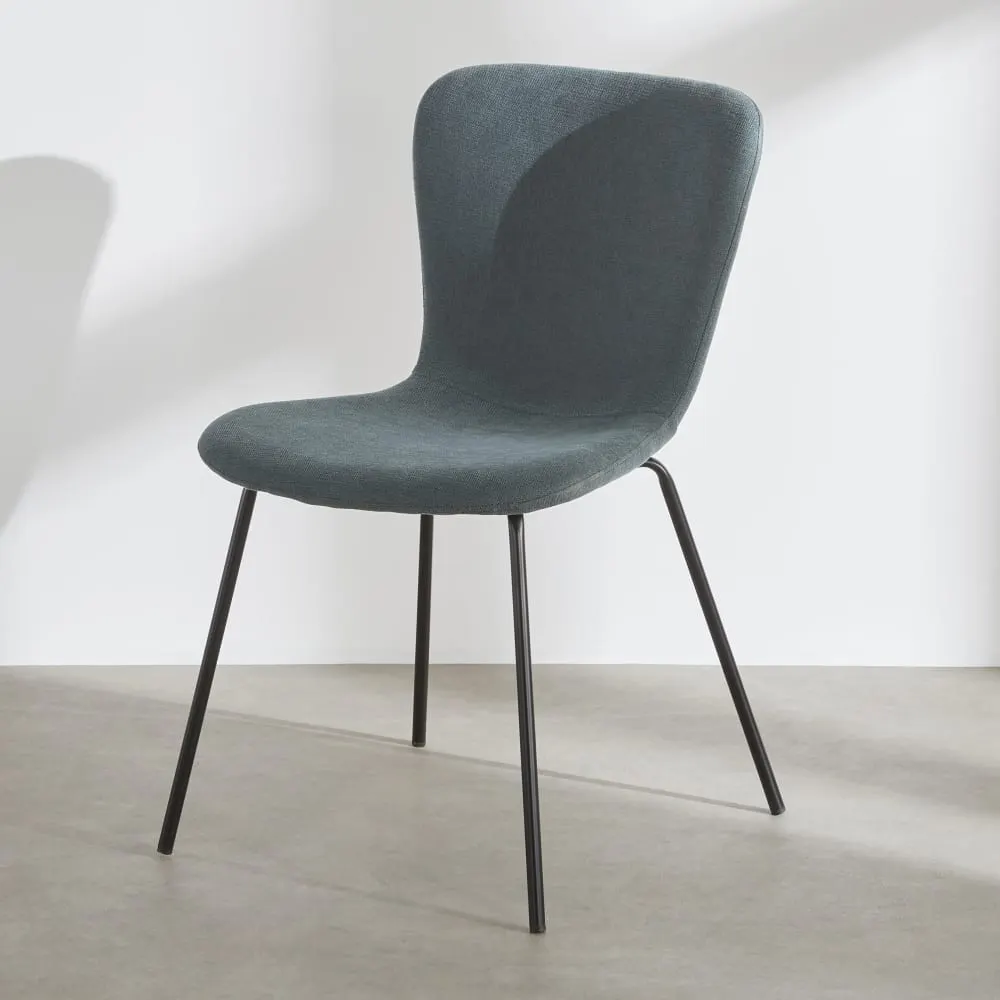 Chaise en tissu chenille bleu et pieds en acier noir