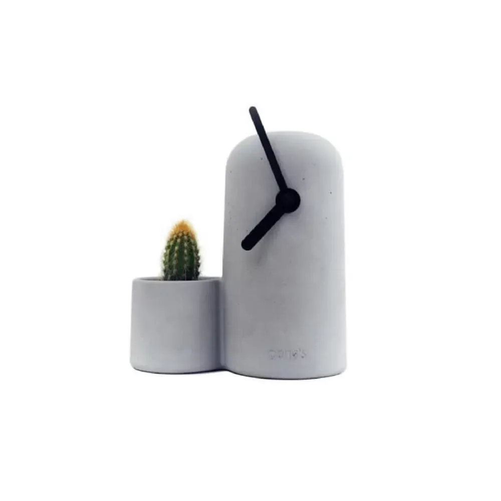 Horloge en béton aiguilles noires