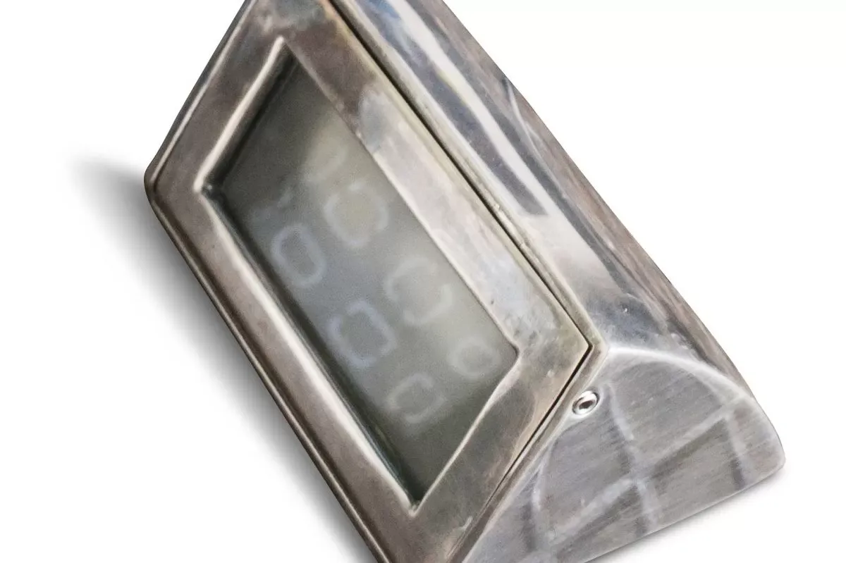 Applique à poser en métal argenté