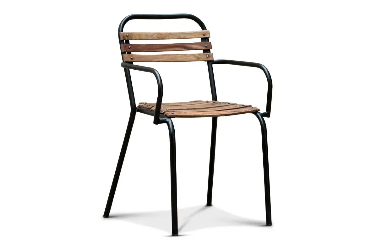 Chaise industrielle à accoudoirs en bois marron