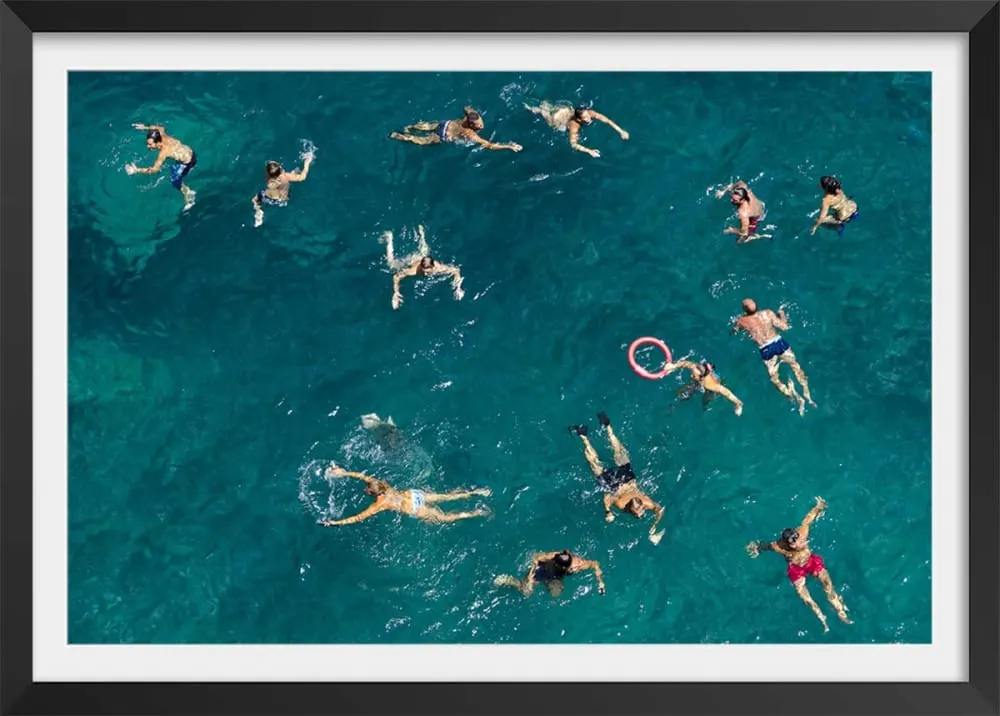 Affiche tous à l'eau! Avec cadre noir 60x40 cm
