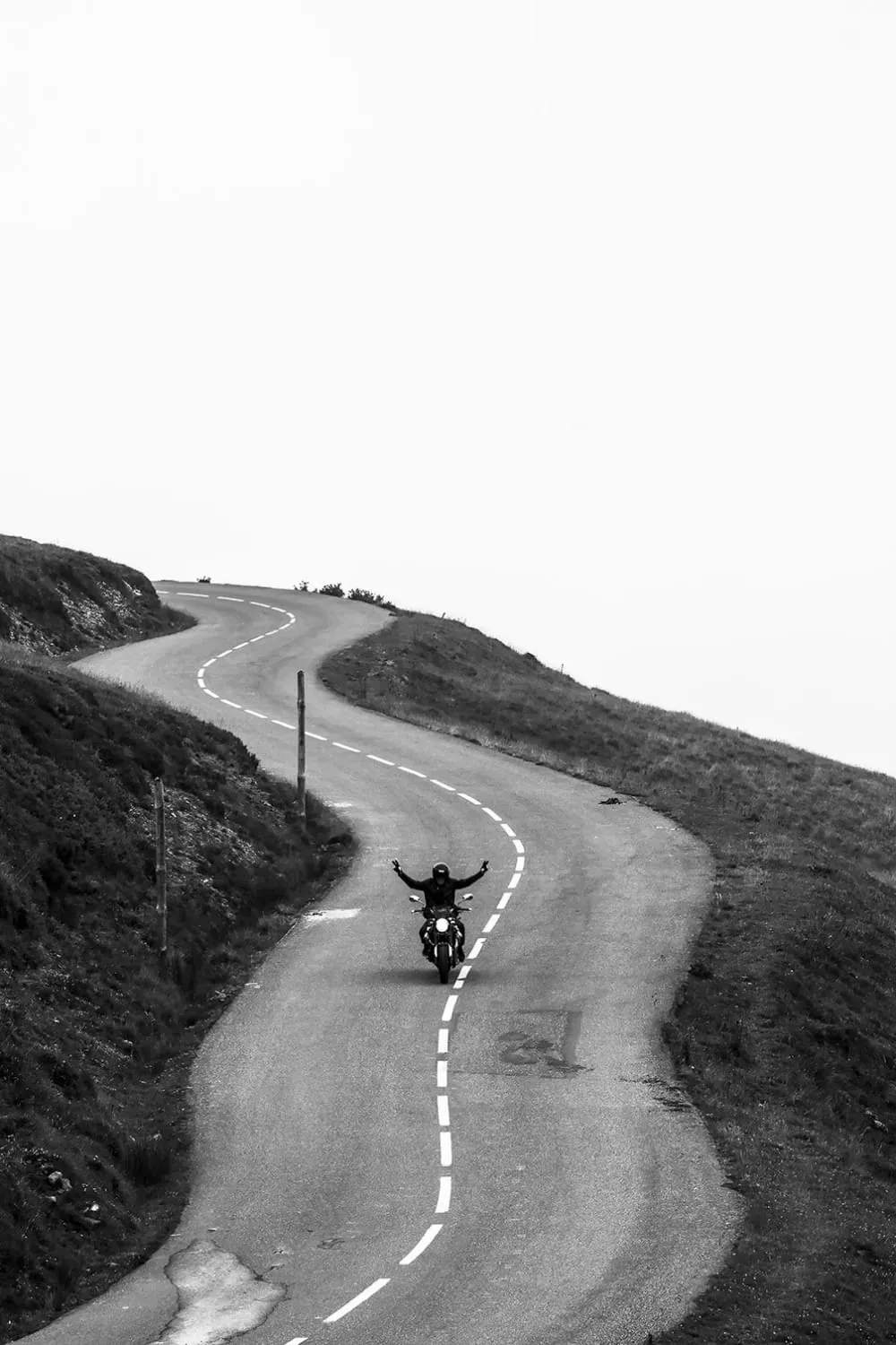 Tableau balade solitaire en moto imprimé sur toile 60x90 cm