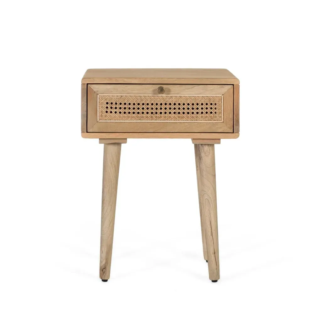 Table de chevet avec tiroir avant et structure en rotin tressé.