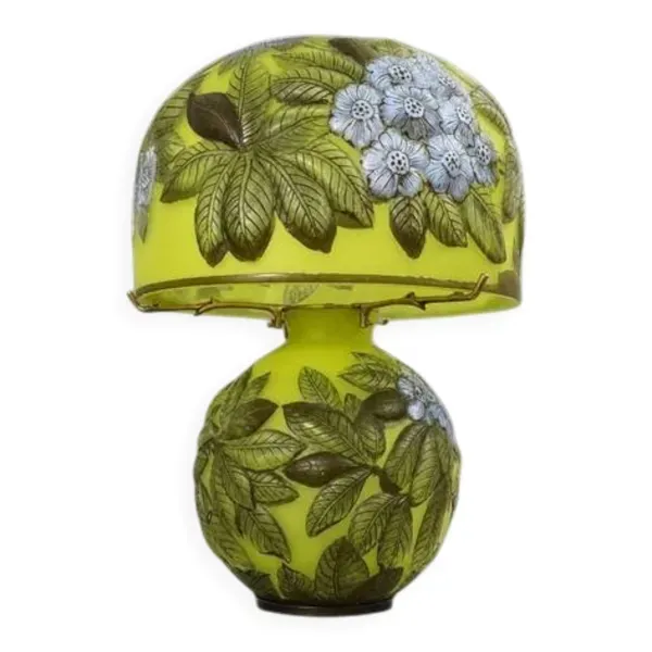 Lampe de table en pate de verre multicouche, ornée d’un riche décor végétal
