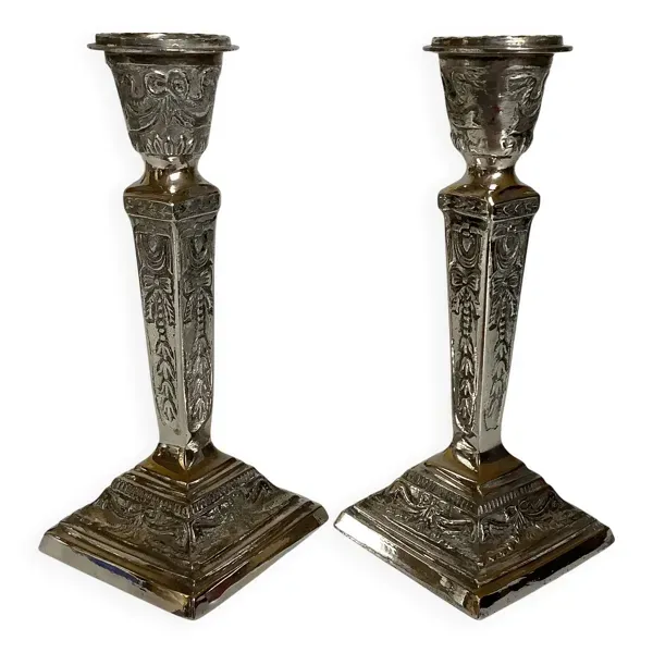 Paire de bougeoirs argentés travaillés