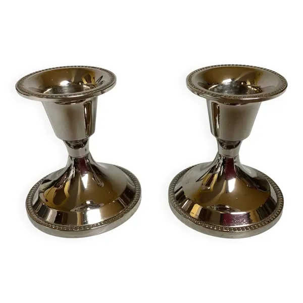 Paire de petits bougeoirs perlés argentés en métal