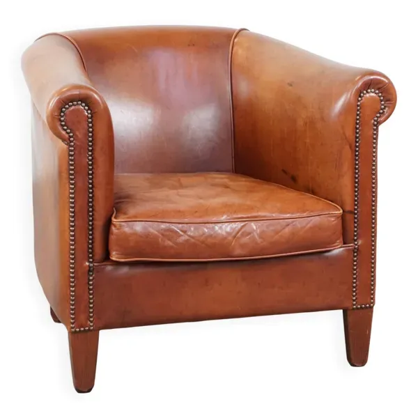 Fauteuil club en cuir de vachette couleur cognac avec finition clous décoratifs de style anglais