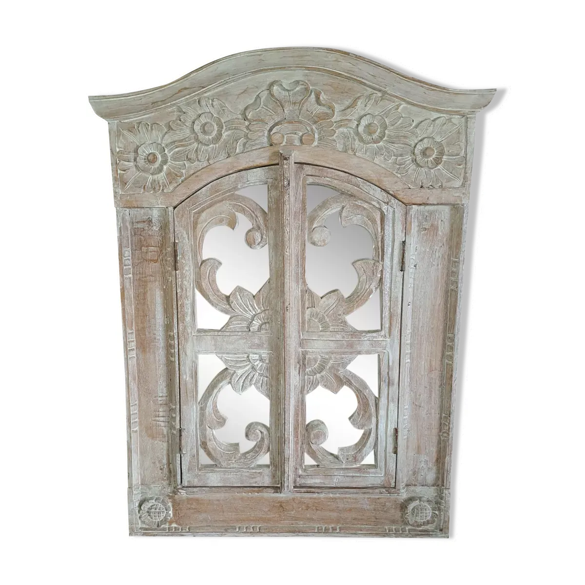 Miroir sculpté bois blanc 1990 décoratif sculpté à volets ouvrants sur un miroir carré