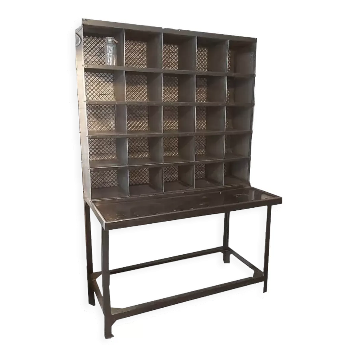 Ancien meuble de tri postal décapé et patiné, look industriel