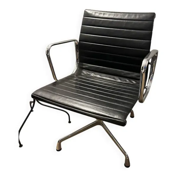 Fauteuil EA 108 Eames édition Vitra