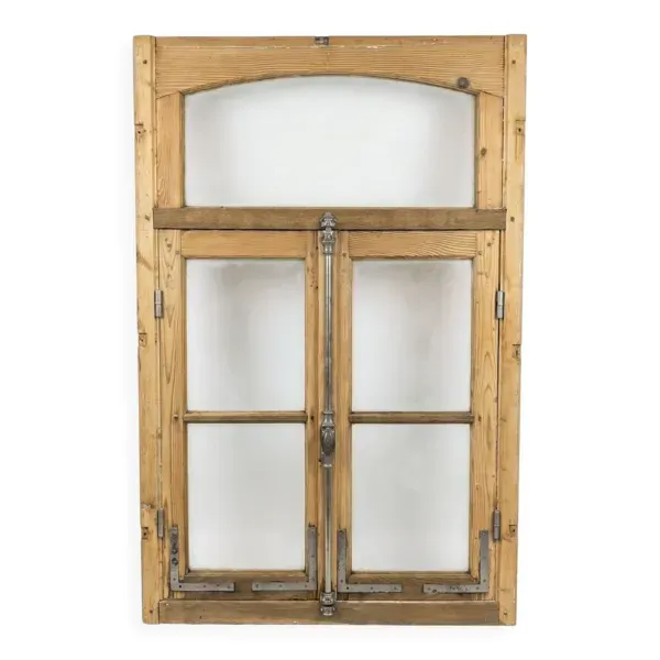 Fenêtre ancienne avec bâti