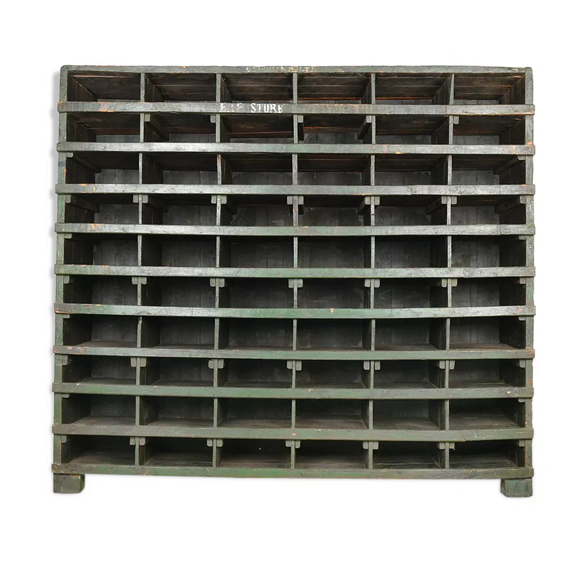 Meuble d’atelier en bois à 60 casiers