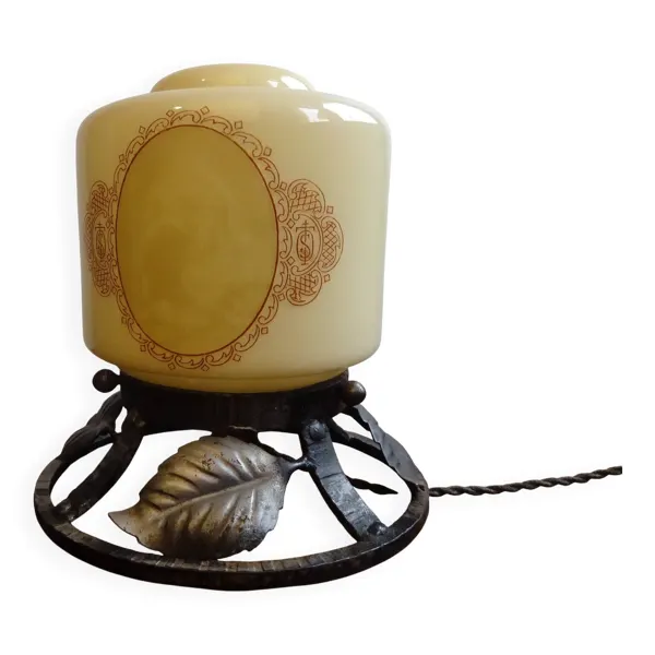 Ancienne lampe veilleuse en fer forgé et opaline