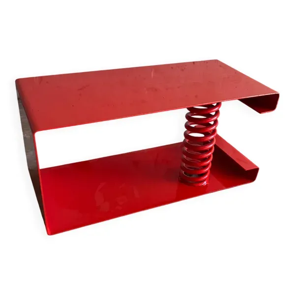 Table basse en acier laqué rouge vif avec ressort sculptural, design industriel unique