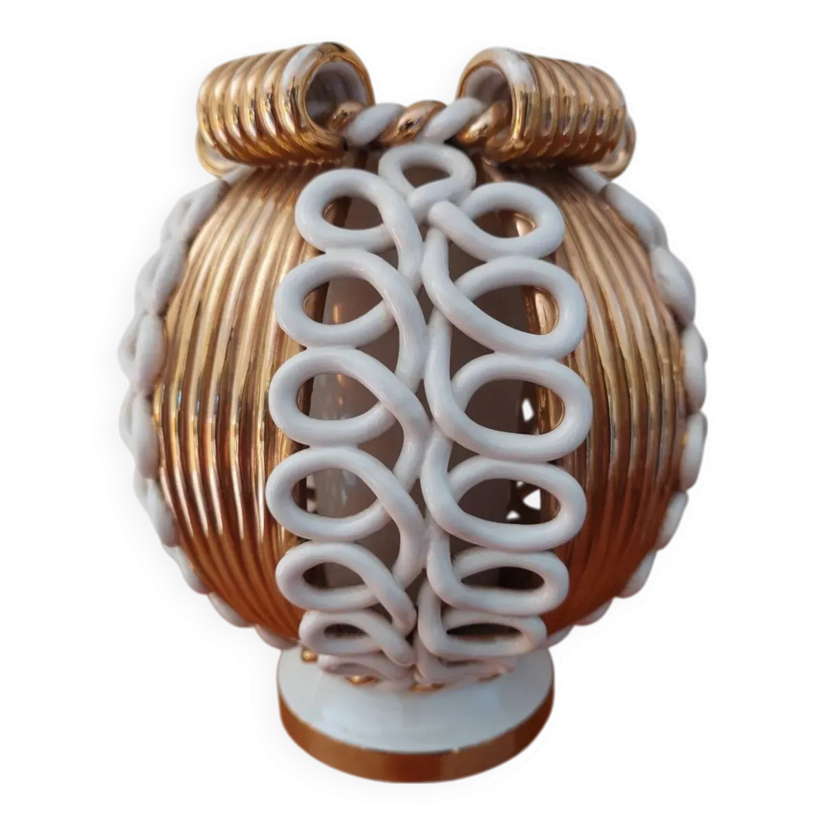 Vase boule Sainte Radegonde en faïence blanche et dorée vers 1940-1950