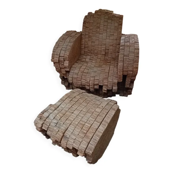 Fauteuil et repose-pied en carton alvéolaire pressé