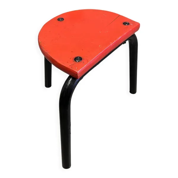 Tabouret tripode rouge en style industriel
