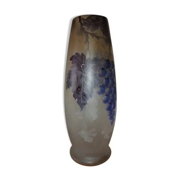 Vase Art nouveau en verre gravé à l’acide, décor vigne, signé Prios